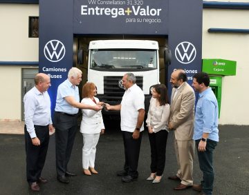 thumbnail_Foto Entrega de llave Enrique Garcia, Paulo Kramer, Milagros Abreu, Héctor Delgado, Carla Frías Abreu, José Luis Duluc y Alberto Borges