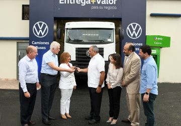 thumbnail_Foto Entrega de llave Enrique Garcia, Paulo Kramer, Milagros Abreu, Héctor Delgado, Carla Frías Abreu, José Luis Duluc y Alberto Borges